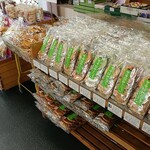 草加功栄堂本舗 - 店内にはズラリと煎餅が並んでます