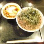 そば処港屋 - 鶏そば　温かいつゆに冷たい麺（大盛り）見た目より量あるよ～