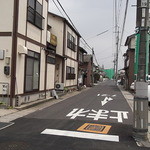 麪家ひばり - 麪家ひばり・岡本そばの横を通った先に駐車場があります(2012.05)