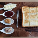 サキモトベーカリーカフェ - 3種のお好きなジャム+北海道バター(300円)です。