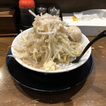 好麺 たまらん - 麺、野菜大盛り、麺硬め、ニンニク少し、背脂マシ\(//∇//)\