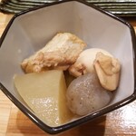 焼き鳥 ばかちん - 本日のお通し。うずらと大根と油揚げの筑前煮風。ファインプレーでした。