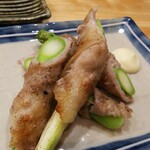 焼き鳥 ばかちん - アスパラ、豚バラを着せたら何でこんなに美味いのか320円。