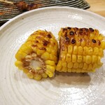 焼き鳥 ばかちん - 常連さんからの差し入れのトウモロコシ、備長炭で焼くとこんなにもうまいのか、、、