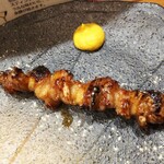 焼き鳥 ばかちん - 甘いタレとパリパリの焼き加減は、もう、黒皮140円