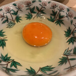 はらまさ - 生卵をつけていただきます。