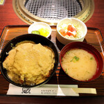 Yakiniku Horumon Kadoya - 牛カツ丼1200円
                        サラダ、お味噌汁、香の物
