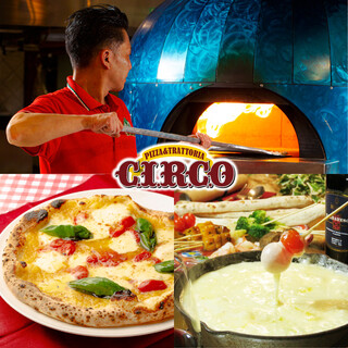 イタリア直輸入の石窯で400℃で焼き上げるピッツァは格別です