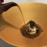 Grand rocher - トリュフと２種類のマッシュルームとアールグレイべーのソース