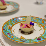 Grand rocher - ◇ホワイトチョコの器とフランボワーズのムースと苺とブルーベリー