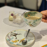 Grand rocher - ローベル・ダレの赤道下のスケッチのカップアンドソーサでコーヒー