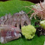 Mikadoya - ③鮎の背ごし、鮎の洗い、高津川の山葵
                        若鮎の脂は透明感があり、爽やかな旨みがあります。
                        それほど硬くない骨の食感も面白い。
                        山葵はツンとした辛みはそれほどでもなく、僅かに旨みや甘みを感じます。