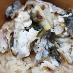 Mikadoya - ⑩鮎めし
                        鮎出汁でご飯を炊くそうで、鮎の香りが拡がります。
                        また上に載った塩焼き鮎の解し身の芳ばしさも素晴らしい♪
                        中骨は抜いてあり食べ易さもバッチリ！