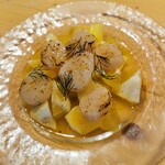 自然派ワイン食堂MURUINO - 炙り帆立と小夏，セロリのサラダ