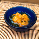 すし匠 - あおさ海苔と一緒に昆布出汁につけてあるウニの小鉢