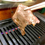 焼肉 かっぱ梶岡 - 塩タン食べ頃