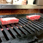 焼肉 かっぱ梶岡 - ハネシタ焼き焼き風景