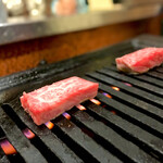 焼肉 かっぱ梶岡 - ハネシタ焼き焼き風景