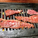 焼肉 かっぱ梶岡 - 奥 サガリ 手前 スーパーハラミ 焼き焼き風景