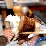 焼肉 かっぱ梶岡 - スーパーハラミでご飯を巻く