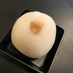 もち久 - チーズ大福150円♫くるみ がアクセント！甘いけど甘くない、絶妙な味です(｡◕ ∀ ◕｡)