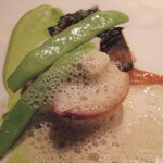 リョウリヤ ステファン パンテル - スズキとスナップエンドウ、エンドウ豆のピューレ