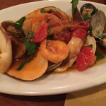 OSTERIA il FUOCO - 海老、イカ、貝類の赤ワインビネガー煮込み "ブロデット"ハーフ 850円