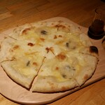 アルボル - クワトロフォルマッジピザ