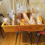 リーズブレッド - パンは専用バスケットで販売中