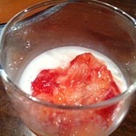 虎の穴 - 【2012.5.24】デザート（ミルクプリンと苺ソース）