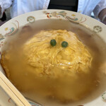 輝龍飯店 - 2020年6月。天津飯750円。塩味のあんかけです。