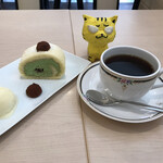 カフェ＆ケーキ　ラブラドール - 抹茶のロールケーキ（生チョコ入り）＋コーヒー＝800円（税込）