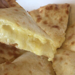 インド・ネパール料理 アヴィヤン - チーズナンは厚みがあります