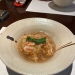 日本料理 とみなが - レンコン饅頭。あられの衣が良いアクセントに。桜海老も見栄えが良い。何よりお出汁が濃い。