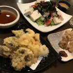 Ume juan - 舞茸と小海老の天ぷら、鶏もも串、豆腐と海藻のごまだれサラダ