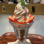 Minori kafe - 6月の季節のパフェです。スライスイチゴはちょっと寂しく感じました。