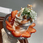 Minori kafe - イチゴが花弁のように飾り付けられていました