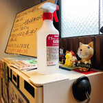 拉麺大公 - 券売機の上に消毒液が置かれている