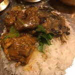 ダルバート食堂 - まずはダール・チキン・山羊肉