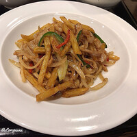 中国料理 豪華 - 豚肉とｼﾞｬｶﾞｲﾓの細切り炒め