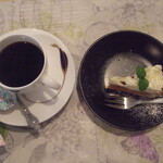 ビストロ やまもと - 食後のコーヒーとケーキ