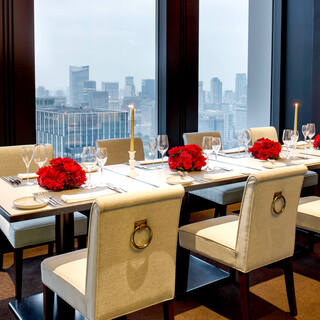 [Private room] A private room located by the window with a panoramic view of the city