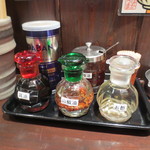 ユタの店 - テーブルセット（自家製ラー油や山椒油など調味油にも拘りが！）