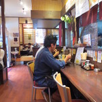 ユタの店 - カウンター席、テーブル席、小上がりがある雰囲気の良い店内