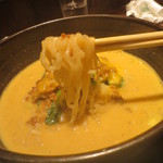 ユタの店 - 麺は中太ちぢれ平打ち麺