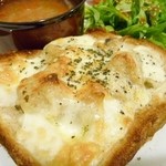 ココカラアヂト カフェプラスシェア - 玄米食パンがそのまま器になってます