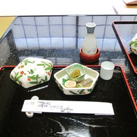 中川楼 - 蓋物の中鉢とお酒
