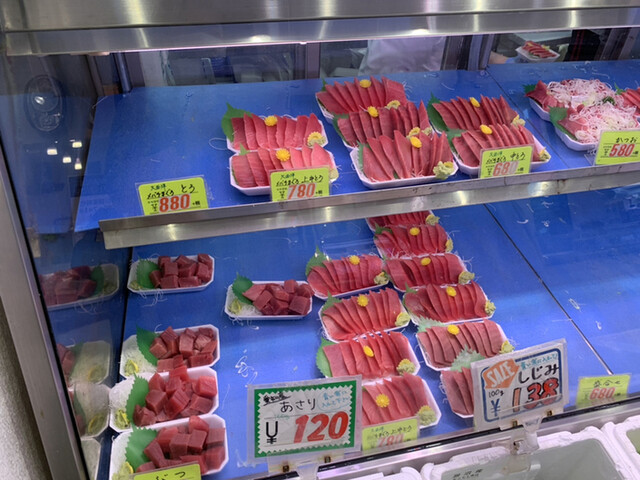 マグロが沢山ある魚屋さん』by VIBES BY VIBES : 小さなさかなや