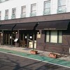 ピエールプレシュウズ - 池の畔にある店舗