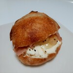 セシュエット - コース料理の前菜のような繊細な仕上がり、桃とクリームチーズの生ハムサンド292円